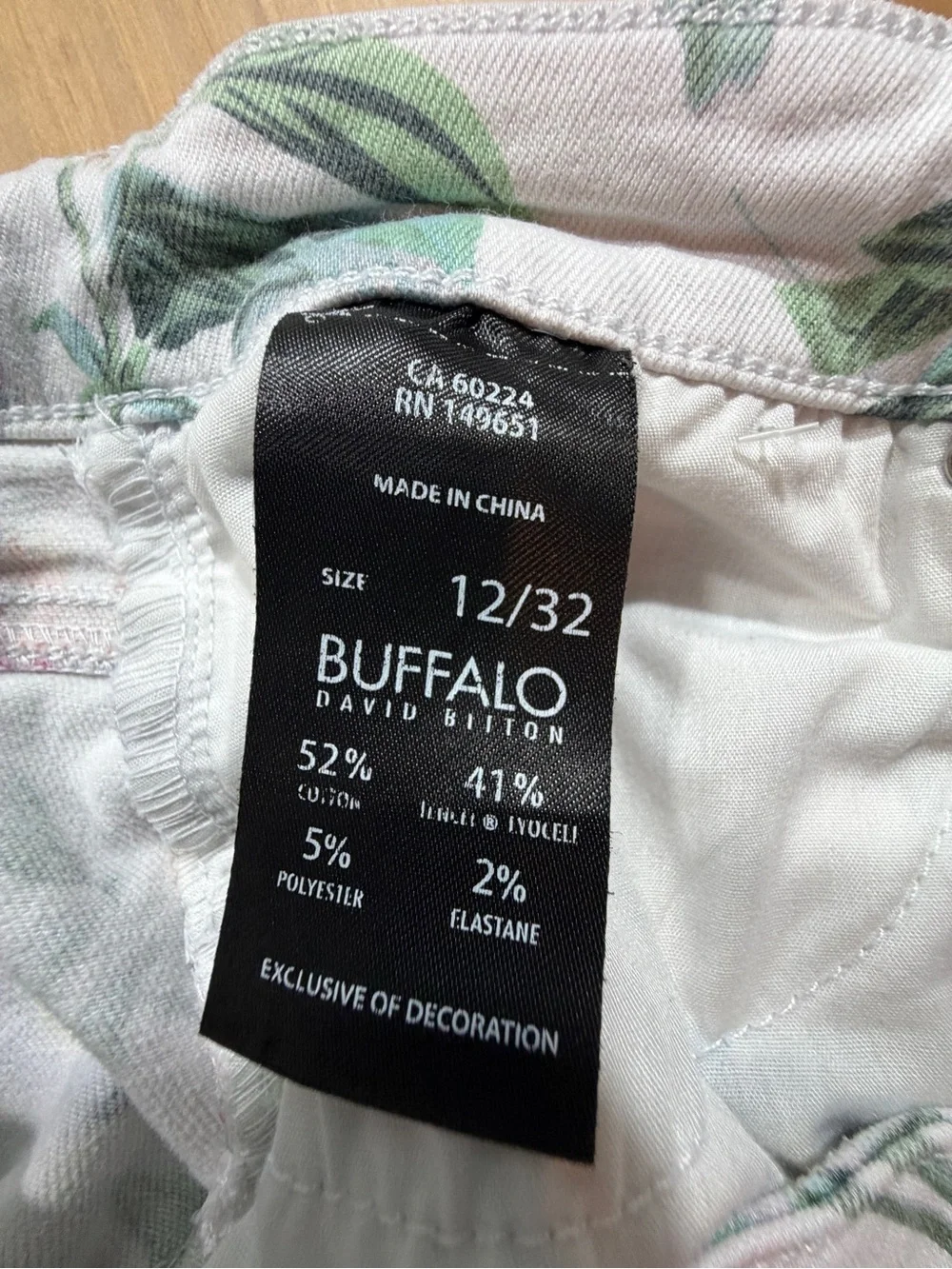 Buffalo David Bitton White Jeans with Pastel Floral Accents B7